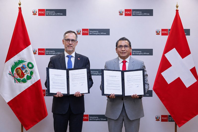 El ministro de Energía y Minas, Waldir Ayasta Mechán, refrendó este Memorando de Entendimiento junto al embajador suizo, Paul Garnier, en representación de la Secretaría de Estado para Asuntos Económicos (SECO) del país europeo.