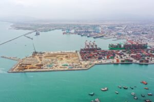 El puerto de Santos, en Brasil, lidera la clasificación con 5.48 millones de TEUs movilizados. (Foto: MTC)