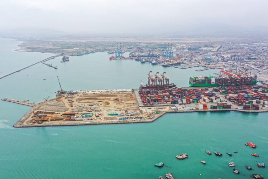 El puerto de Santos, en Brasil, lidera la clasificación con 5.48 millones de TEUs movilizados. (Foto: MTC)